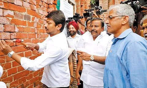 சென்னை ரிப்பன் கட்டிட வளாகத்தில் உள்ள வரலாற்று சிறப்புமிக்க விக்டோரியா பொது அரங்கு ரூ.32½ கோடியில் சீரமைக்கும் பணி