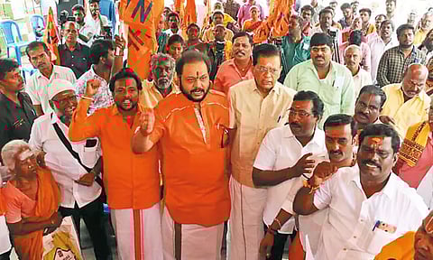 மாத சம்பளம் ரூ.10 ஆயிரம் வழங்கக்கோரி கிராம கோவில் பூசாரிகள் பேரவை ஆர்ப்பாட்டம்