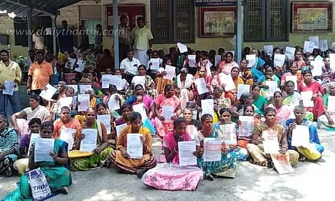 வருவாய் கோட்டாட்சியர் அலுவலகத்தில் பொதுமக்கள் தர்ணா