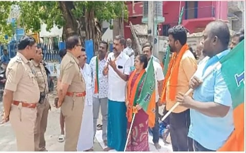 போடியில்அடிப்படை வசதிகள் செய்து தரக்கோரி பொதுமக்கள் தர்ணா