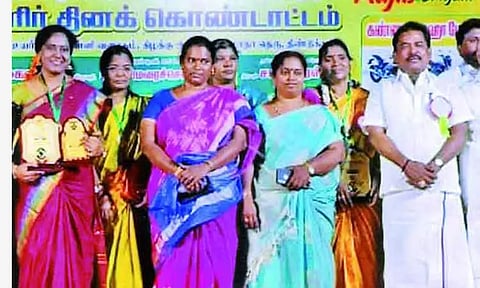சாதனை படைத்த பெண்களுக்கு பாராட்டு