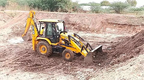 ஆண்டிப்பட்டி அருகே குளத்தை தூர்வாரும் இளைஞர்கள்