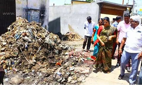 கழிவுநீர் கால்வாயில் குப்பைகள் அகற்றும் பணியை மேயர் ஆய்வு