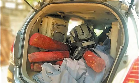 ஆந்திராவில் இருந்து சொகுசு காரில் ரூ.40 லட்சம் செம்மரக்கட்டைகள் கடத்தல்