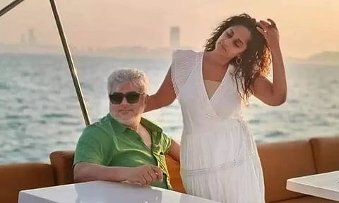 வைரலாகும் புகைப்படம்... நடுக்கடலில், படகில் அஜித்குமார், ஷாலினி