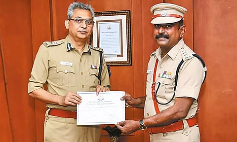 குடிபோதையில் டிரைவர் ஓட்டிய மாநகர பஸ்சை மடக்கி பயணிகளை காப்பாற்றிய உதவி கமிஷனருக்கு பாராட்டு