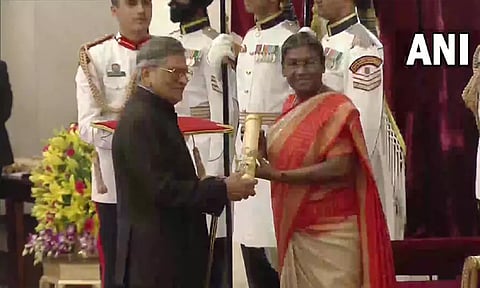 டெல்லி: எஸ்.எம். கிருஷ்ணாவுக்கு பத்ம விபூஷண் விருது வழங்கினார் ஜனாதிபதி திரவுபதி முர்மு