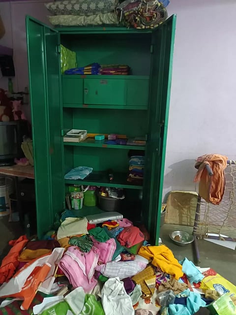 நாய்க்கு மயக்க மருந்து கொடுத்து 7 பவுன் நகை-பணம் கொள்ளை