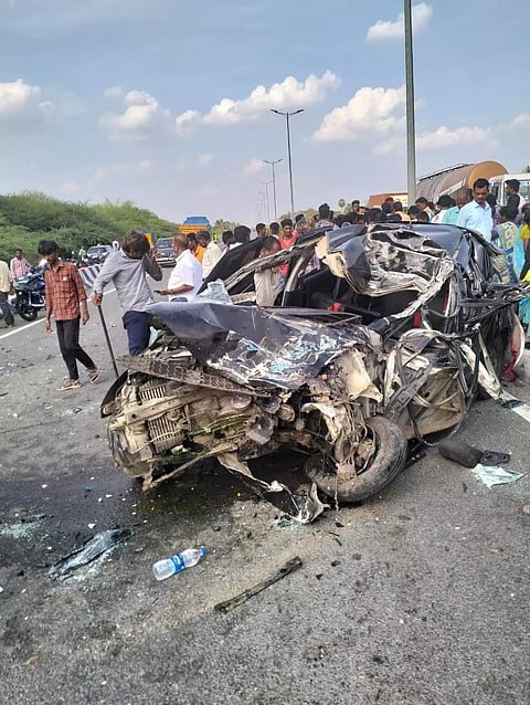 லாரியின் பின்னால் கார் மோதி கல்லூரி மாணவர் பலி