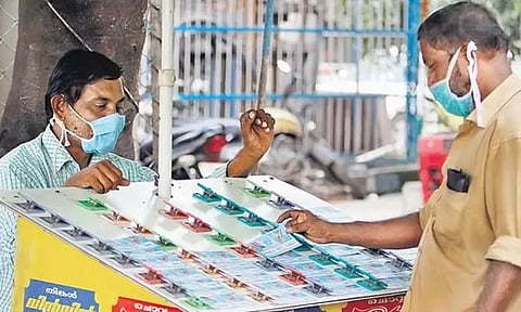 சுமை தூக்கும் தொழிலாளியை தேடி வந்த அதிர்ஷ்டம்: கடனுக்கு வாங்கிய லாட்டரிக்கு ரூ.75 லட்சம் பரிசு