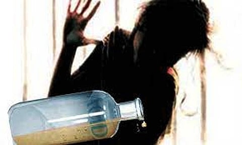 கோவை நீதிமன்ற வளாகத்தில் பெண் மீது ஆசிட் வீசப்பட்டதால் பரபரப்பு..!