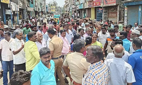 வடிகால் வாய்க்கால் அமைக்கும் பணியை தடுத்து நிறுத்தி பொதுமக்கள் சாலை மறியல் நெல்லிக்குப்பத்தில் பரபரப்பு