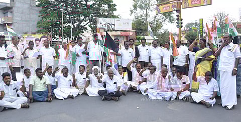 ராகுல் காந்திக்கு சிறை தண்டனையை கண்டித்துதர்மபுரியில் காங்கிரசார் சாலை மறியல்