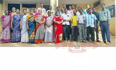 கருப்பு பட்டை அணிந்து பணிபுரிந்த ஆசிரியர்கள்