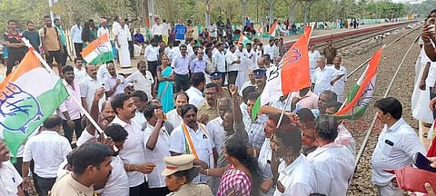 குழித்துறை, இரணியல் ரெயில் நிலையங்களில் காங்கிரசார் மறியல்