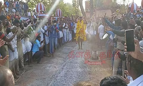 தாளவாடி மல்லிகார்ஜுனா சாமி கோவிலில் குண்டம் விழா;பூசாரிகள் மட்டுமே தீ மிதித்தனர்