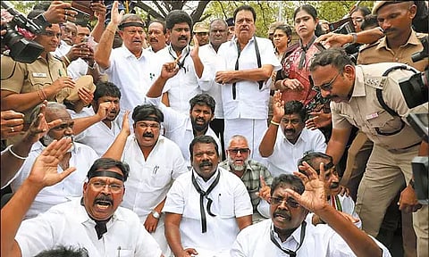 ராகுல்காந்திக்கு சிறை தண்டனை தீர்ப்பு எதிரொலி: காங்கிரஸ் எம்.எல்.ஏ.க்கள் திடீர் சாலை மறியல்