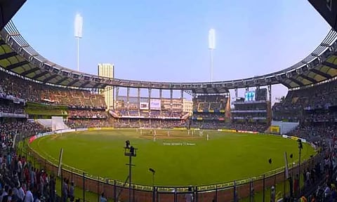 பெண்கள் பிரிமீயர் லீக்: இறுதிப்போட்டிக்குள் நுழையும் 2-வது அணி எது? மும்பை-உ.பி. அணிகள் இன்று மோதல்