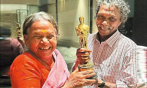 வைரலாகும் புகைப்படம்: ஆஸ்கார் விருதுடன் பொம்மன்-பெள்ளி