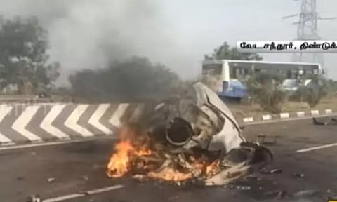 டயர் வெடித்து தீ பிடித்து எரிந்த கார் - 4 பேர் காயங்களுடன் மருத்துவமனையில் அனுமதி