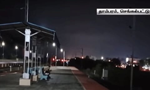 ரெயில் நிலையத்தில் கல்லூரி மாணவருக்கு நடந்த பயங்கரம் - சென்னை அருகே அதிர்ச்சி சம்பவம்