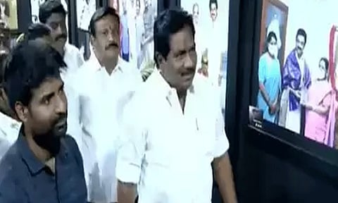 மதுரை: முதல் அமைச்சர் மு.க.ஸ்டாலின் புகைப்பட கண்காட்சியை பார்வையிட்டார் நடிகர் சூரி