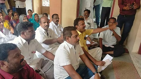 பெரியகுளத்தில்நகராட்சி தலைவரை கண்டித்து அ.தி.மு.க. கவுன்சிலர்கள் வெளிநடப்பு :தி.மு.க., கூட்டணி கட்சியினர் போராட்டத்தில் ஈடுபட்டதால் பரபரப்பு