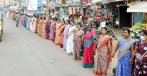 அரசு ஊழியர்கள்-ஆசிரியர்கள் மனித சங்கிலி போராட்டம்