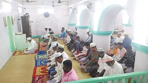 நாகூரில், பள்ளிவாசல்களில் சிறப்பு தொழுகை