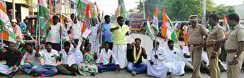 காங்கிரஸ் கட்சியினர் சாலை மறியல்