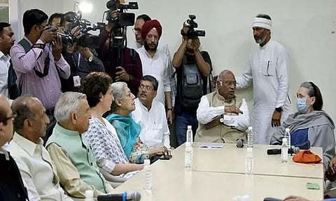 ராகுல் காந்தி எம்.பி. பதவி நீக்கம்: காங்கிரஸ் உயர்மட்ட ஆலோசனைகார்கே, சோனியா உள்ளிட்டோர் பங்கேற்பு