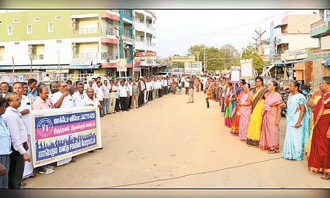 பழைய ஓய்வூதிய திட்டத்தை அமல்படுத்த கோரி ஜாக்டோ-ஜியோ சார்பில் மனித சங்கிலி போராட்டம்