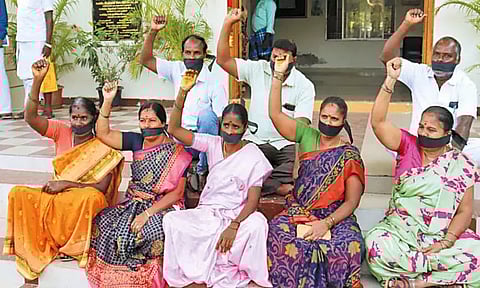 திருத்தணியில் ஒன்றிய குழு தலைவரை கண்டித்து கவுன்சிலர்கள் போராட்டம்