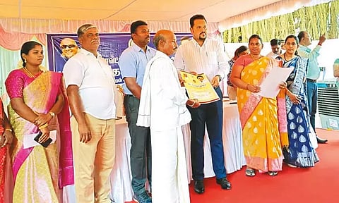 மனுநீதி நாள் முகாமில் பயனாளிகளுக்கு ரூ.20 லட்சத்தில் நலத்திட்ட உதவிகள் - கலெக்டர் வழங்கினார்