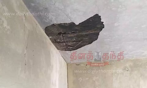 அங்கன்வாடி மையத்தில் மேற்கூரை சிமெண்டு பூச்சு பெயர்ந்து விழுந்தது