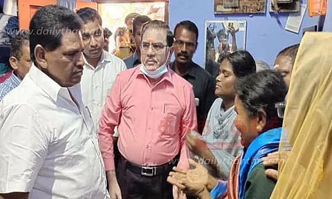 தூய்மை பணியாளர் குடும்பத்தினருக்கு அமைச்சர் அனிதா ராதாகிருஷ்ணன் ஆறுதல்