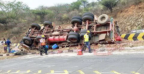 தொப்பூர் கணவாயில்லாரி, சரக்கு வேன் கவிழ்ந்து விபத்துடிரைவர்கள் படுகாயம்