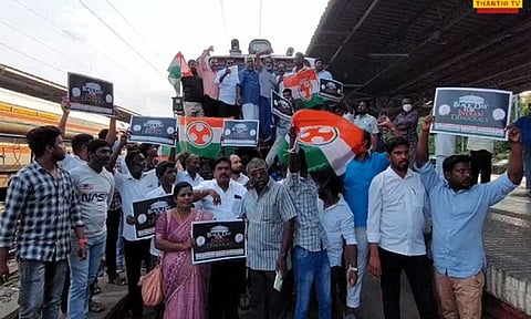 ராகுல் காந்தியின் தகுதி நீக்கத்தை கண்டித்து திருச்சியில் காங். கட்சியினர் ரெயில் மறியல் போராட்டம்