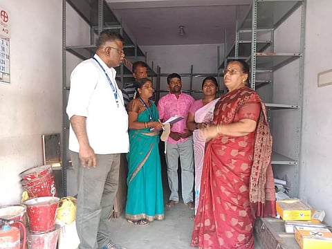 பட்டாசு கடைகளில் வருவாய் கோட்டாட்சியர் திடீர் ஆய்வு