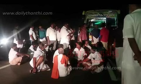 பா.ஜனதா தொண்டர்கள் சென்ற வேன் மீது தண்ணீர் பாட்டில் வீச்சு