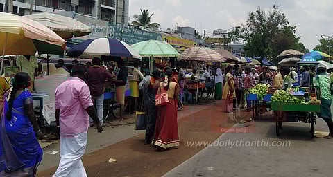 பழனி கிரிவீதியில் அதிகரிக்கும் ஆக்கிரமிப்புகள்