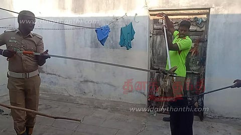 தனியார் நிறுவன ஊழியர் வீட்டுக்குள் புகுந்த பாம்பு