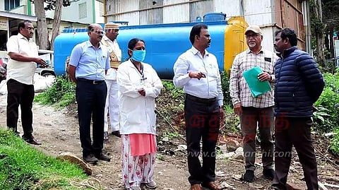 தரமற்ற முறையில் சாலை அமைக்கப்படுவதாக புகார்