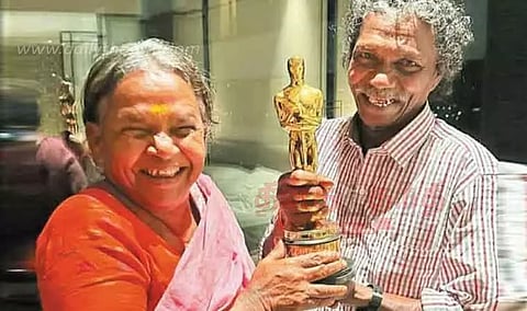 பாகன் தம்பதியை, விமானத்திலேயே பாராட்டி மகிழ்ந்த பயணிகள்