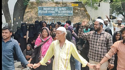 கிராம நிர்வாக அலுவலகத்தை பொதுமக்கள் முற்றுகை