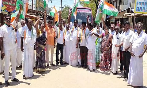 காங்கிரஸ் கட்சியினர் சாலை மறியல்