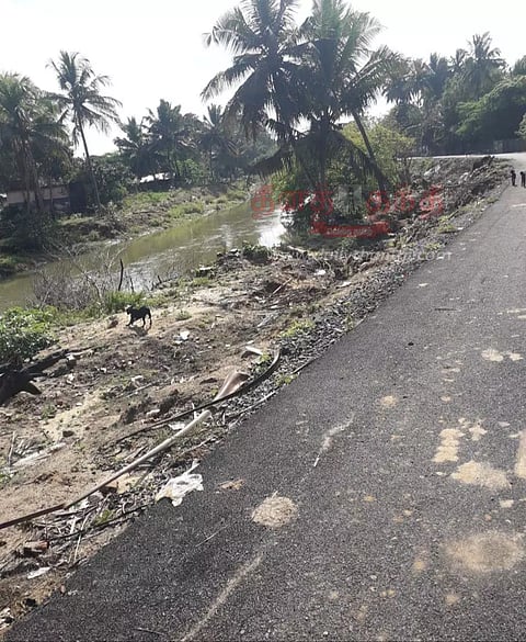 சாலையோரத்தில் ஏற்பட்ட பள்ளங்கள் சீரமைக்கப்படுமா?