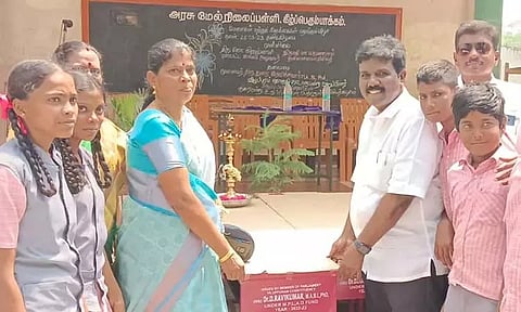 அரசு பள்ளிக்கு மேஜை, இருக்கைகள்