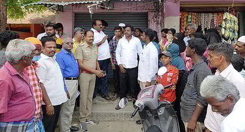 அடிப்படை வசதிகள் செய்து தரக்கோரி கிராம மக்கள் சாலை மறியல்