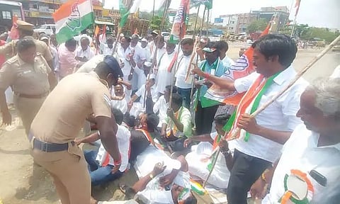 கூட்டேரிப்பட்டில் காங்கிரசார் மறியல்